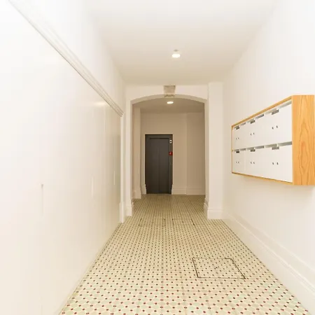 Gorgeous Flat W. Balcony In Iconic Pedestrian St 포르투