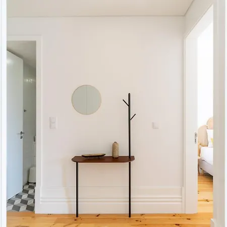 Gorgeous Flat W. Balcony In Iconic Pedestrian St * Porto
