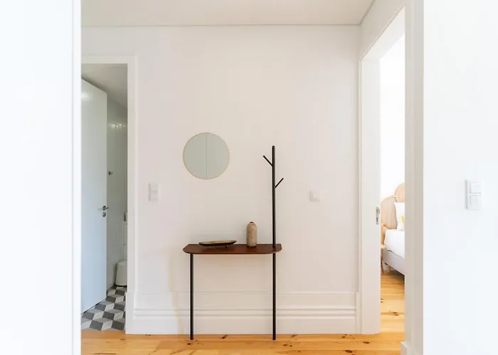 Gorgeous Flat W. Balcony In Iconic Pedestrian St * Oporto