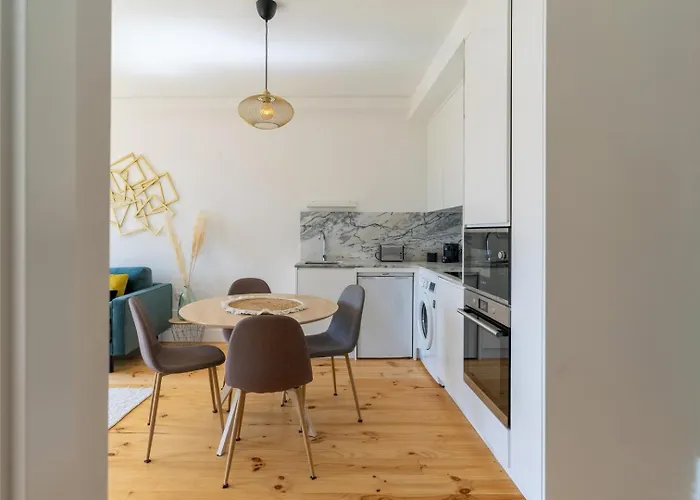 Gorgeous Flat W. Balcony In Iconic Pedestrian St Oporto