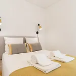Gorgeous Flat W. Balcony In Iconic Pedestrian St *