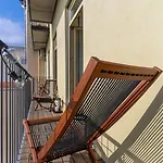 Gorgeous Flat W. Balcony In Iconic Pedestrian St Διαμέρισμα