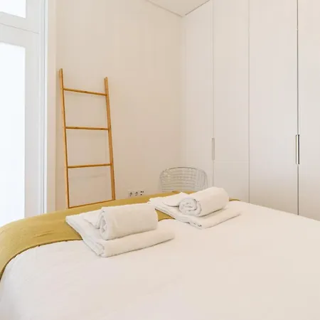 Gorgeous Flat W. Balcony In Iconic Pedestrian St *