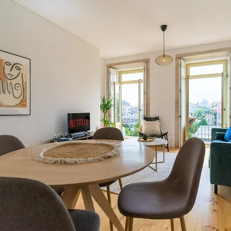 Gorgeous Flat W. Balcony In Iconic Pedestrian St * Porto