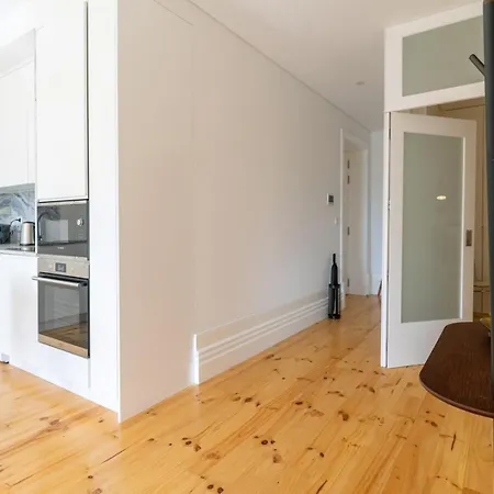 Gorgeous Flat W. Balcony In Iconic Pedestrian St Appartement Oporto