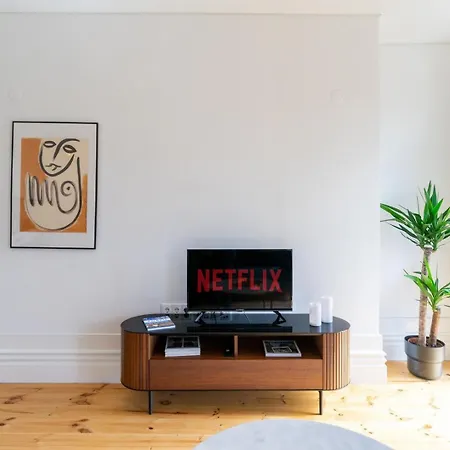 Gorgeous Flat W. Balcony In Iconic Pedestrian St Oporto