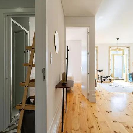 Gorgeous Flat W. Balcony In Iconic Pedestrian St * Oporto