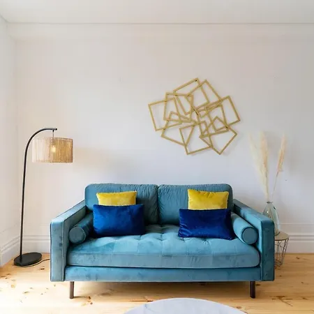 Gorgeous Flat W. Balcony In Iconic Pedestrian St * Porto