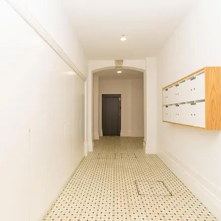 Gorgeous Flat W. Balcony In Iconic Pedestrian St Porto
