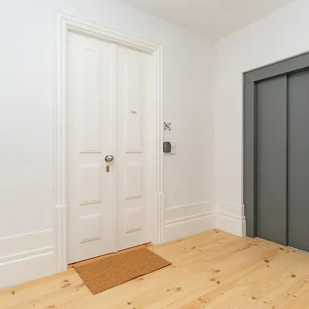 Gorgeous Flat W. Balcony In Iconic Pedestrian St * Porto