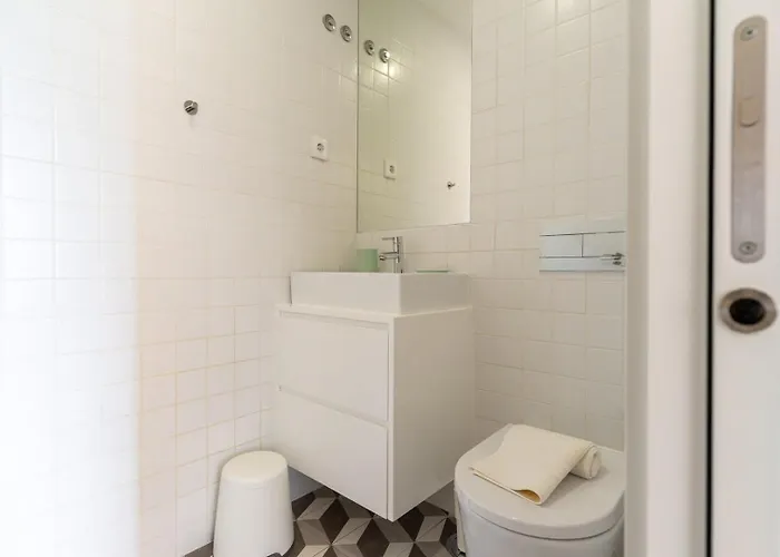 Gorgeous Flat W. Balcony In Iconic Pedestrian St *