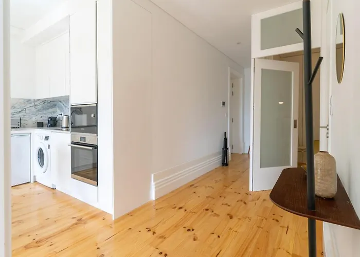 Gorgeous Flat W. Balcony In Iconic Pedestrian St Apartment Porto