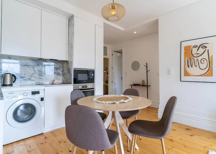 Gorgeous Flat W. Balcony In Iconic Pedestrian St *