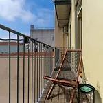 Gorgeous Flat W. Balcony In Iconic Pedestrian St 아파트 포르투