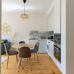 Gorgeous Flat W. Balcony In Iconic Pedestrian St 포르투