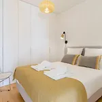 Gorgeous Flat W. Balcony In Iconic Pedestrian St 아파트 *