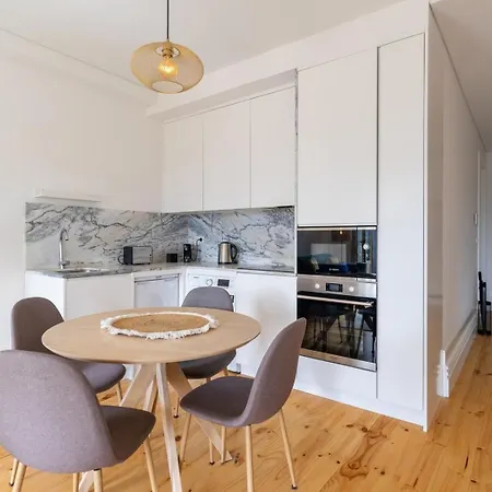 Gorgeous Flat W. Balcony In Iconic Pedestrian St * Porto