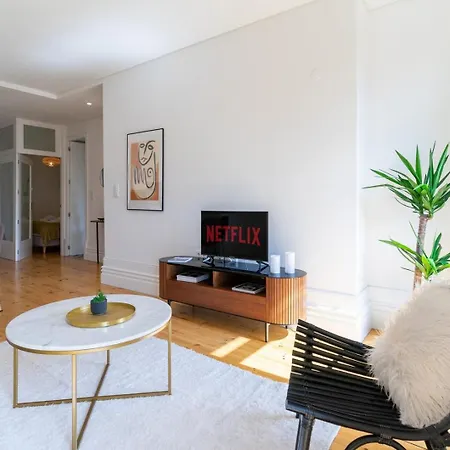 Gorgeous Flat W. Balcony In Iconic Pedestrian St Apartment