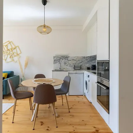 Gorgeous Flat W. Balcony In Iconic Pedestrian St Oporto