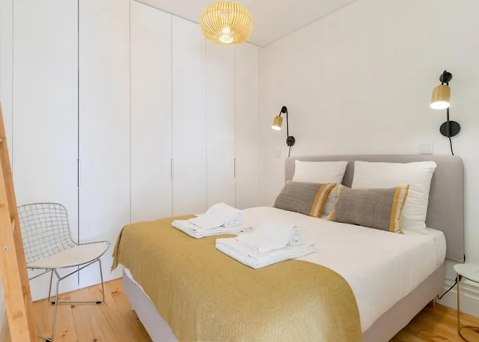 Gorgeous Flat W. Balcony In Iconic Pedestrian St Apartment *