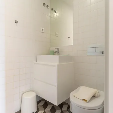 Gorgeous Flat W. Balcony In Iconic Pedestrian St *