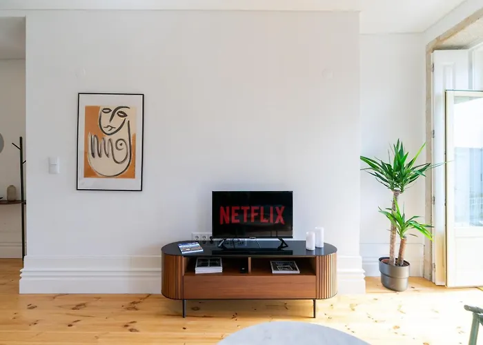 Gorgeous Flat W. Balcony In Iconic Pedestrian St Porto